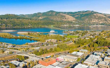 View of the Columbia River Gorge and the Cascade Mountains